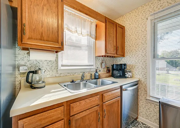 W/ Large Yard: 6 Mi To Dtwn Winston-salem! Сasa de vacaciones