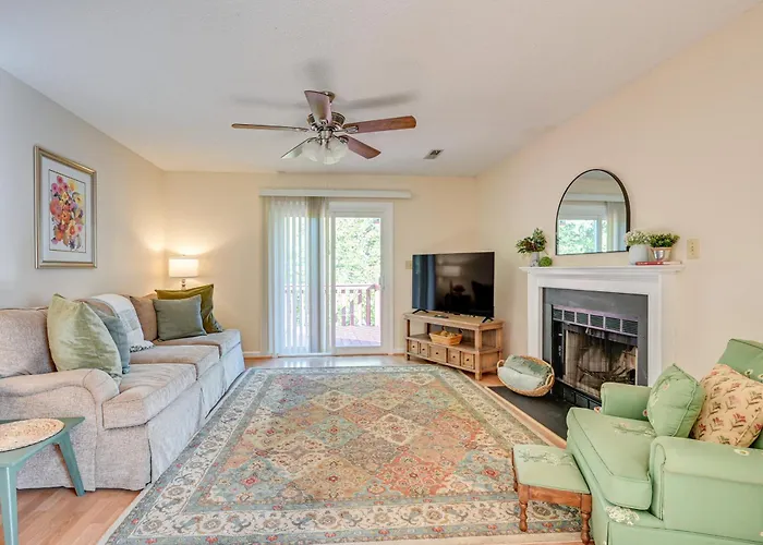 Holiday home W/ Large Yard: 6 Mi To Dtwn Winston-salem!