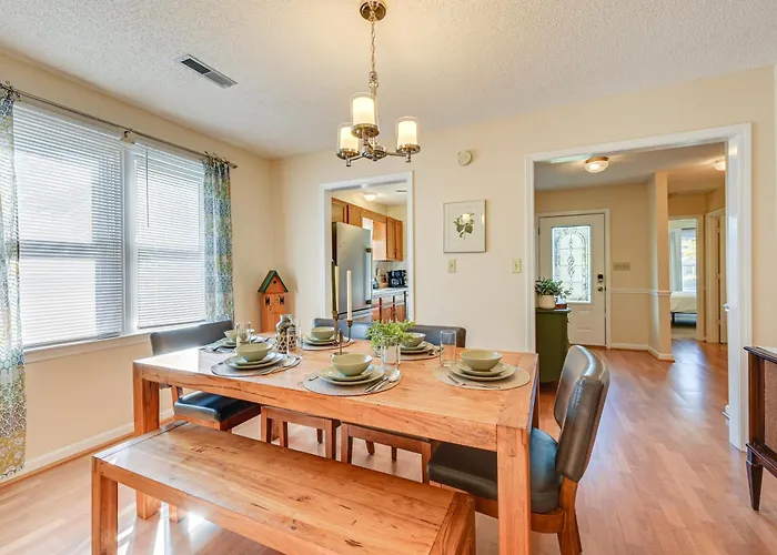W/ Large Yard: 6 Mi To Dtwn Winston-salem! Holiday home Winston-Salem