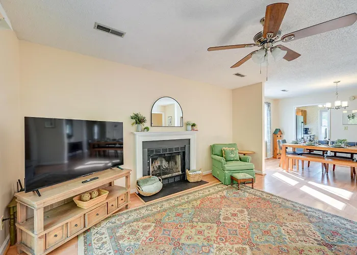 Сasa de vacaciones W/ Large Yard: 6 Mi To Dtwn Winston-salem!