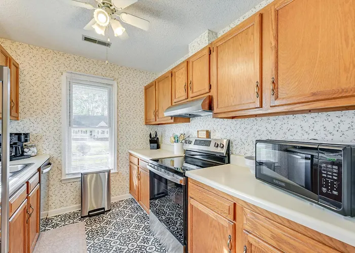 W/ Large Yard: 6 Mi To Dtwn Winston-salem! Holiday home