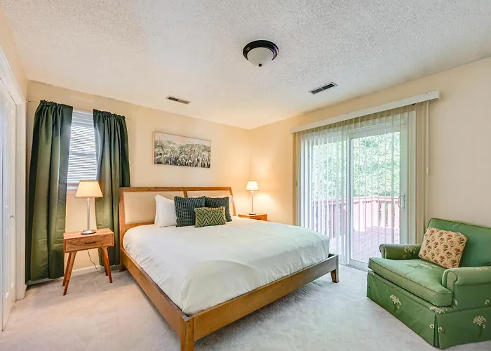 Holiday home W/ Large Yard: 6 Mi To Dtwn Winston-salem! *