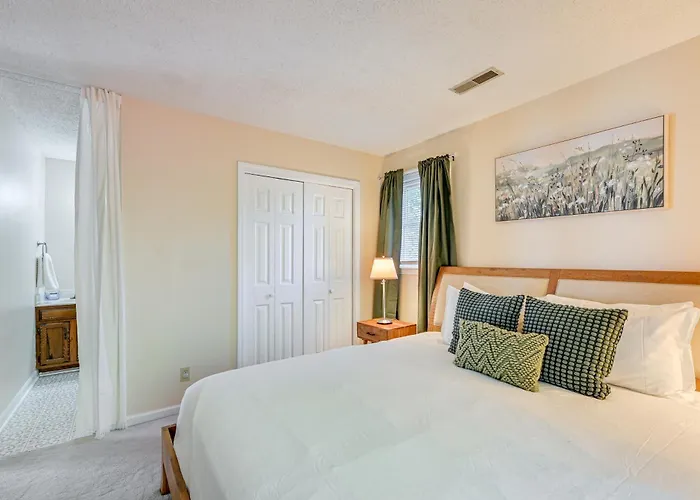 Holiday home W/ Large Yard: 6 Mi To Dtwn Winston-salem!