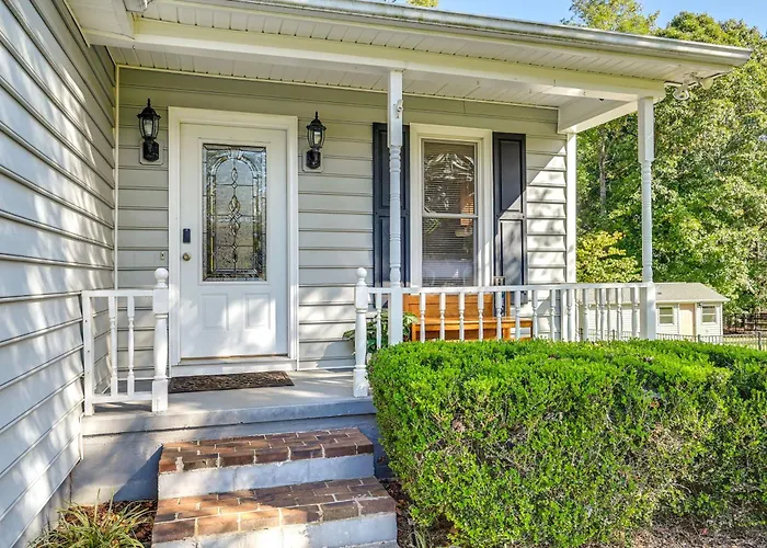 Holiday home W/ Large Yard: 6 Mi To Dtwn Winston-salem!