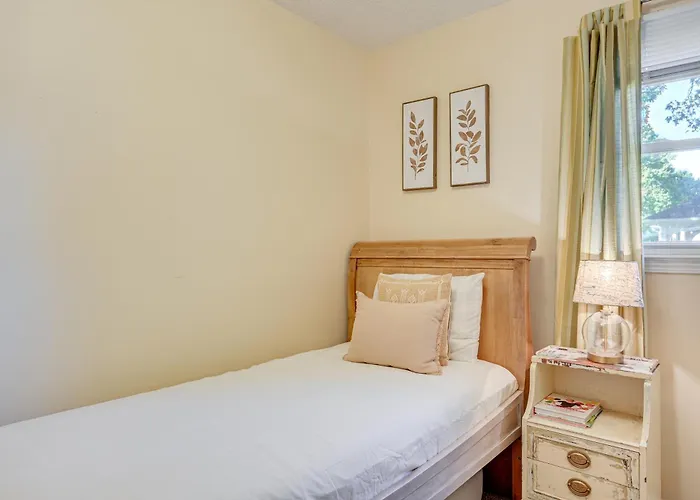 W/ Large Yard: 6 Mi To Dtwn Winston-salem! Holiday home