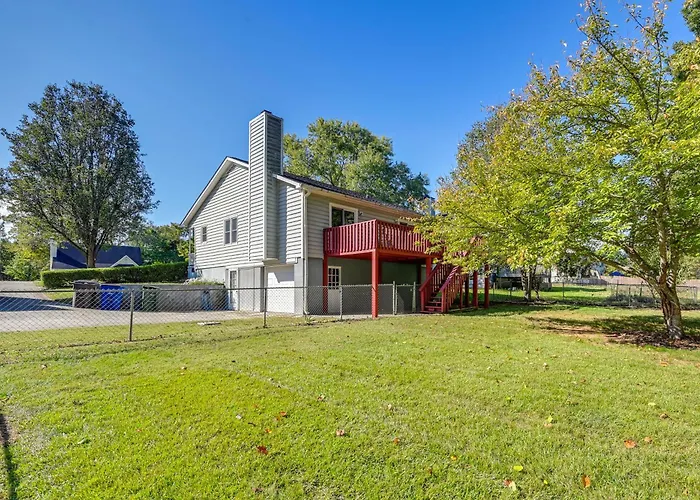 Holiday home W/ Large Yard: 6 Mi To Dtwn Winston-salem! *