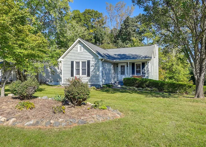 Holiday home W/ Large Yard: 6 Mi To Dtwn Winston-salem!