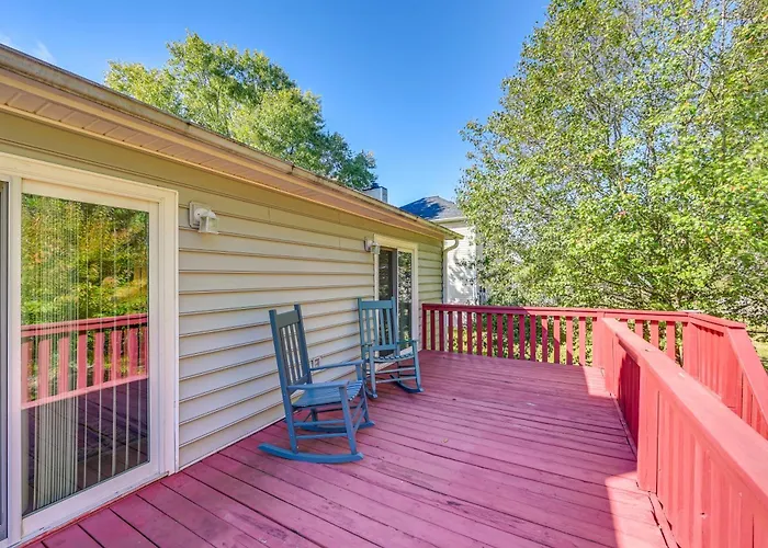 Holiday home W/ Large Yard: 6 Mi To Dtwn Winston-salem! Winston-Salem