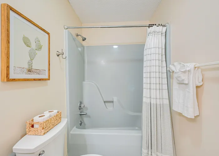 W/ Large Yard: 6 Mi To Dtwn Winston-salem! Сasa de vacaciones