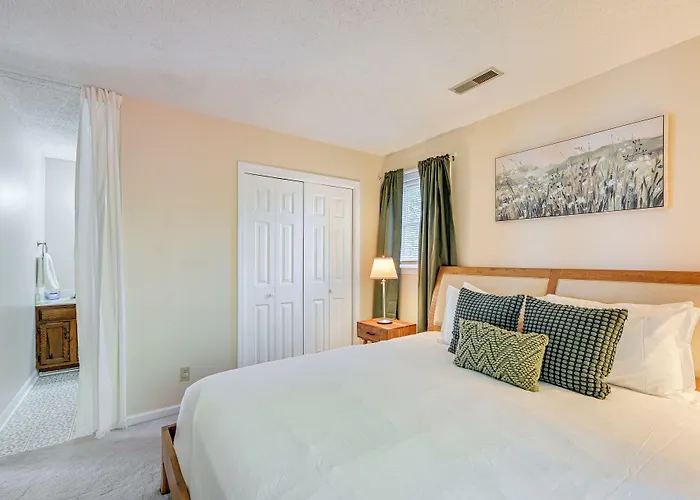 W/ Large Yard: 6 Mi To Dtwn Winston-salem! Сasa de vacaciones Winston-Salem