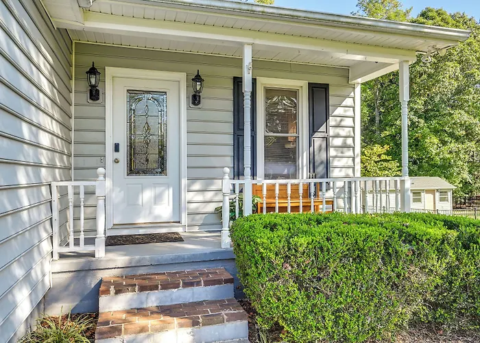 W/ Large Yard: 6 Mi To Dtwn Winston-salem! Сasa de vacaciones