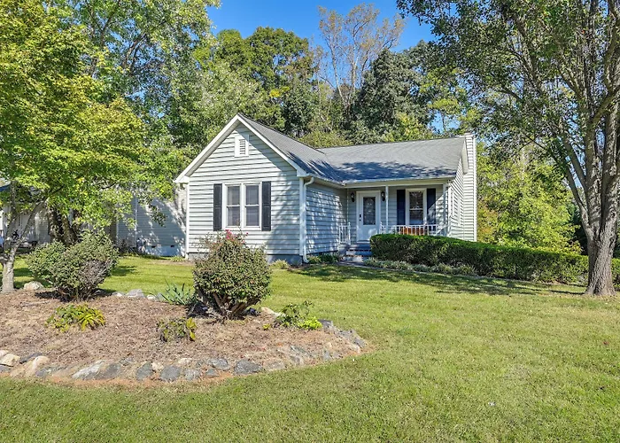 Сasa de vacaciones W/ Large Yard: 6 Mi To Dtwn Winston-salem! *